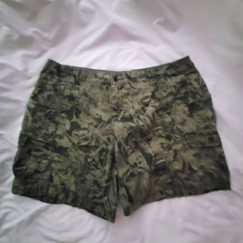 🦜🦜3/$25. STYLE & CO. SIZE 18 CAMO SHORTS